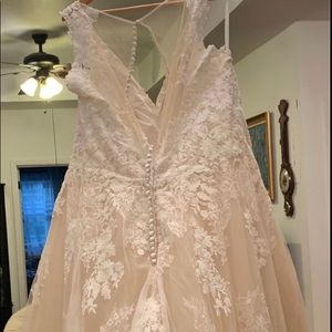 *SOLD* Beautiful Ivory Wedding Dress